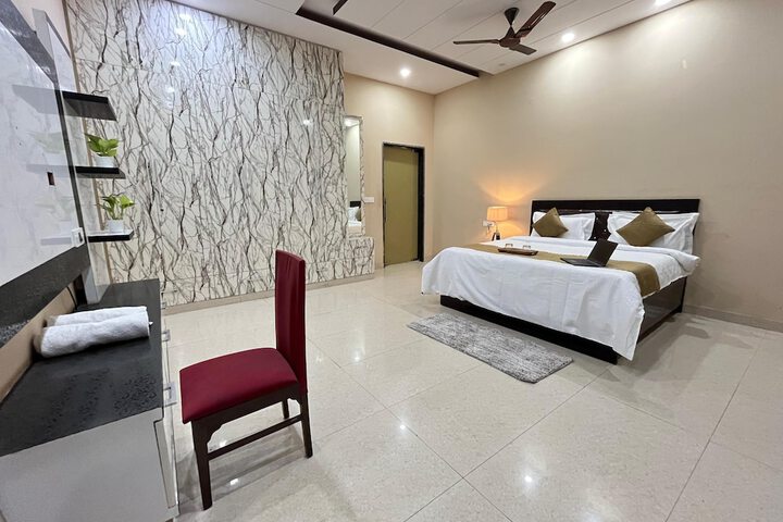 Room 3 of 37