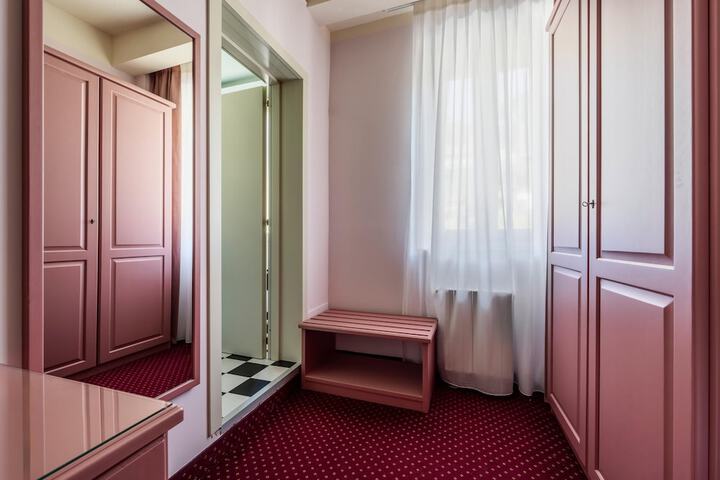 Room 21 of 31