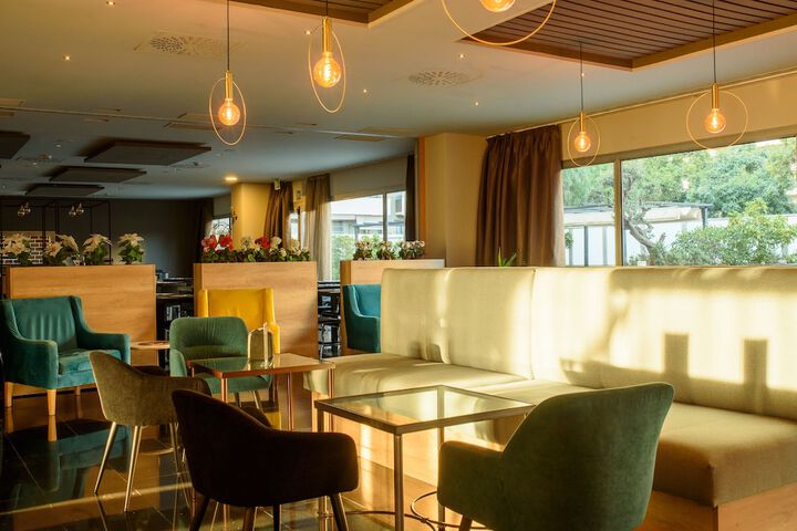 Lounge 51 of 75