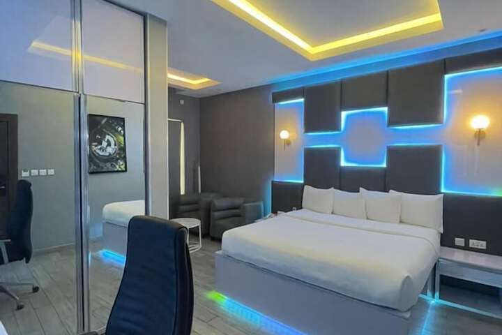 Room 13 of 17