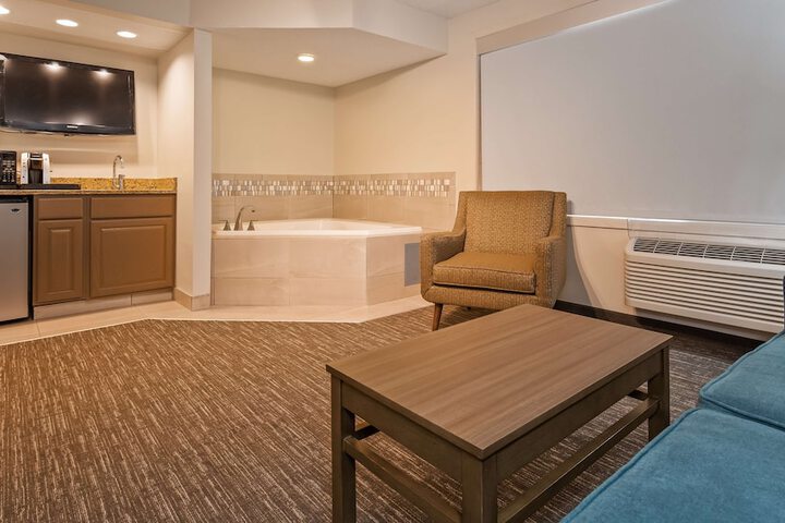 1 King Bed Sofa Bed Microwave and Refrigerator WiFi Full Breakfast (12 of 13)