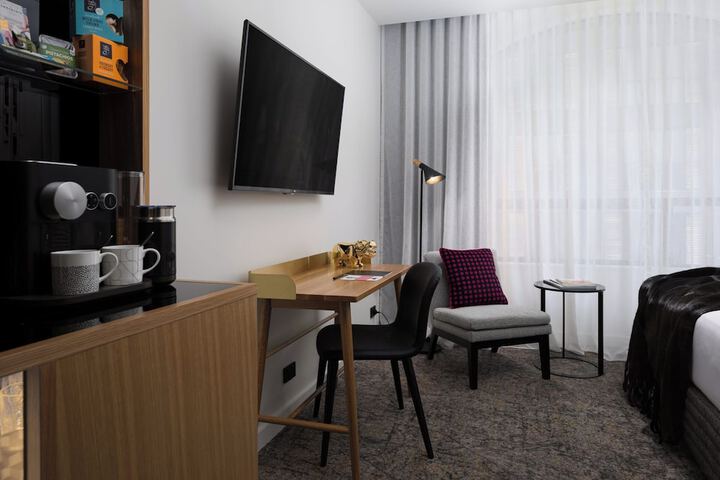 Room 32 of 60