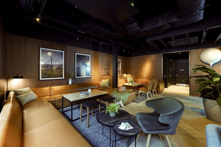Lounge 74 of 97