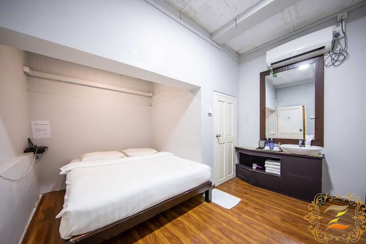 Room 32 of 47