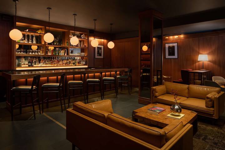 Lounge 71 of 86