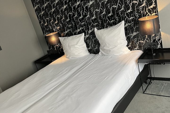 Room 10 of 28