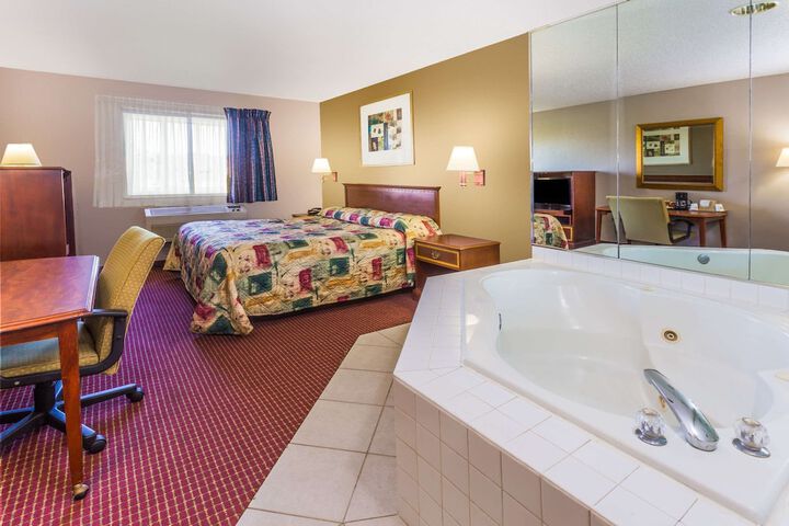2 Queen Beds (2 of 6)