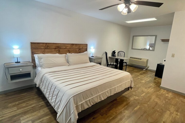 Signature Room 1 King Bed (3 of 5)