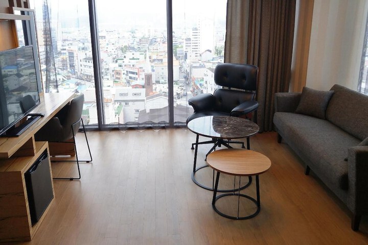 Room 33 of 60