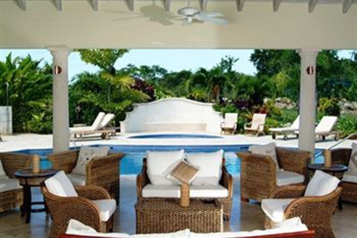 Lounge 14 of 25