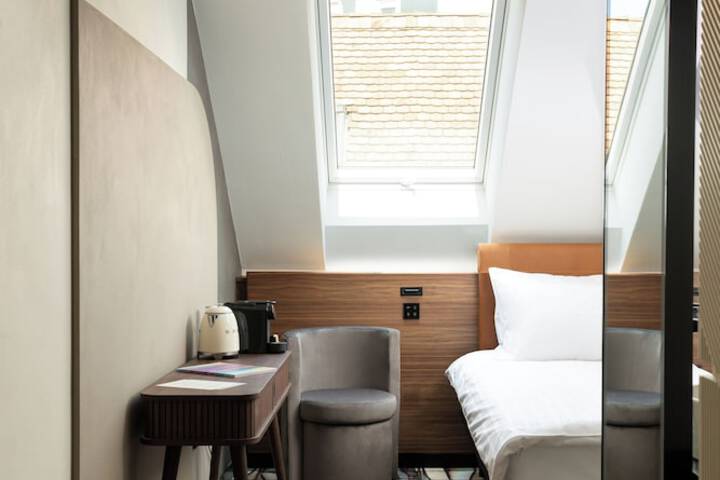 Room 4 of 52