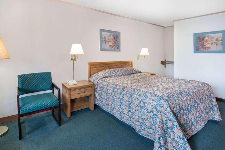 Standard Room, King or Two Doubles (3 of 6)
