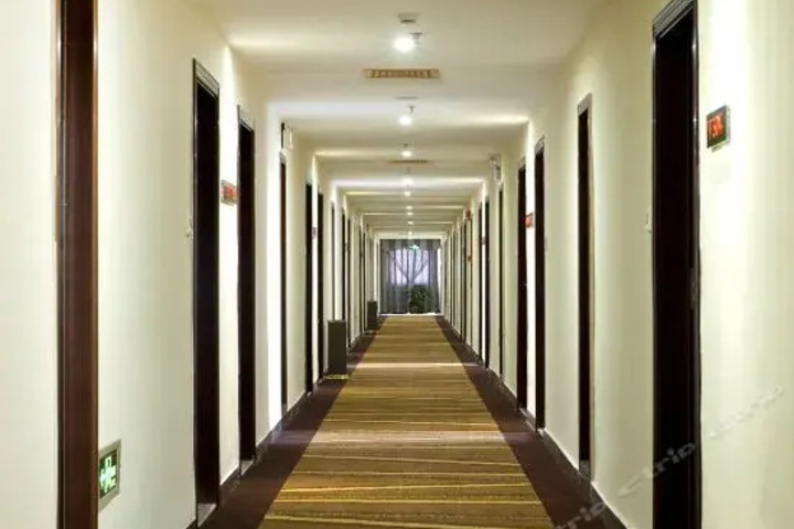 Room 4 of 8