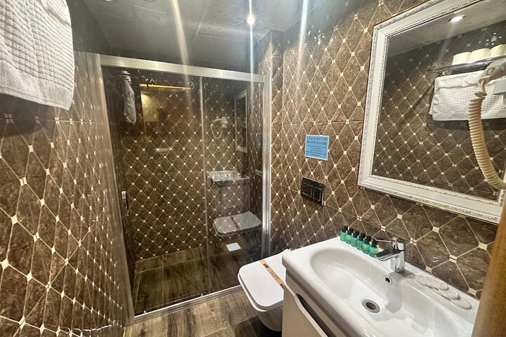 Room 53 of 170