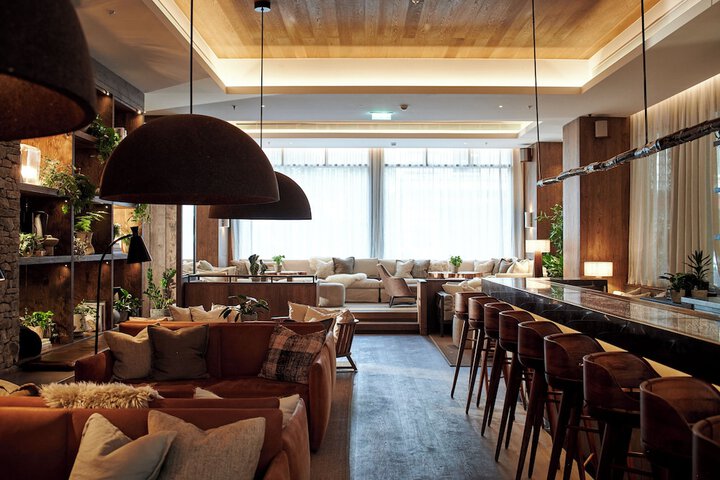 Lounge 96 of 100