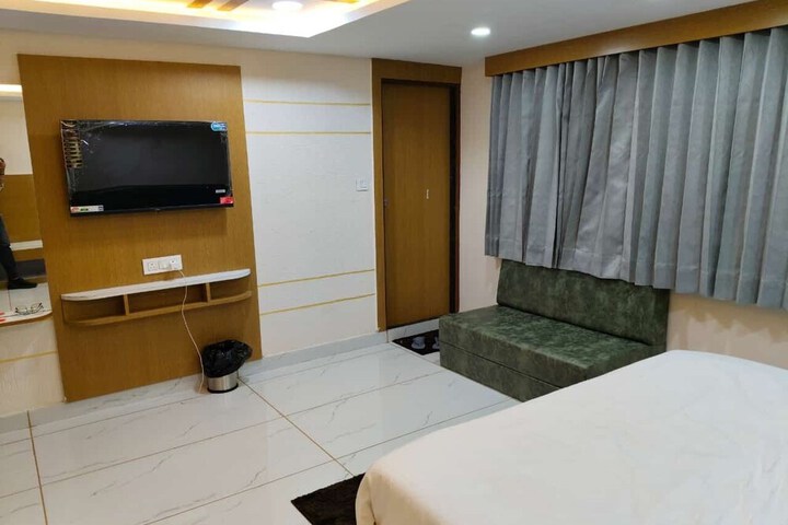 Room 11 of 29