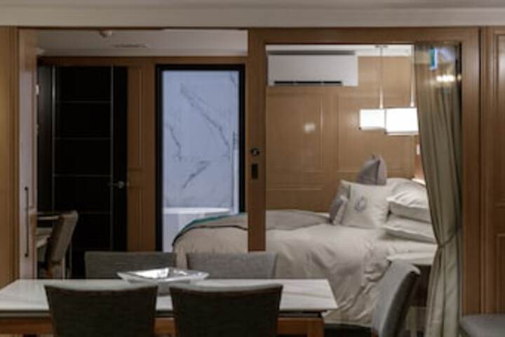 Room 40 of 216