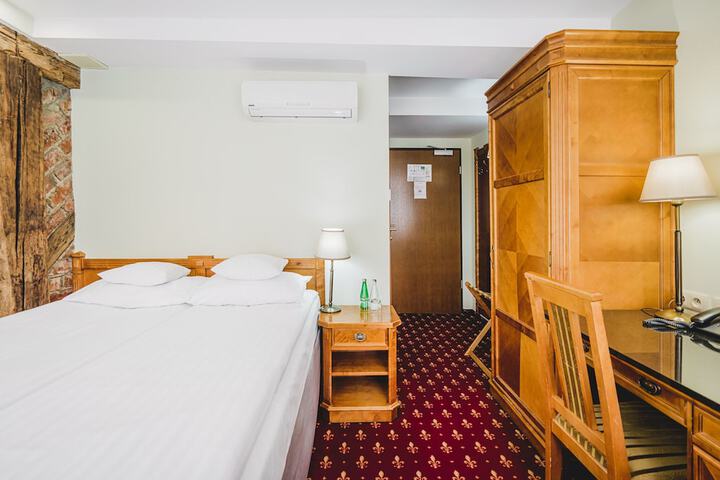 Room 16 of 65