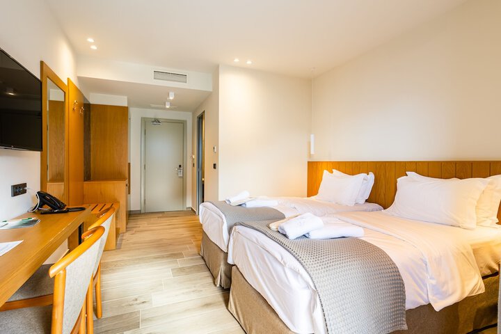 Room 4 of 12