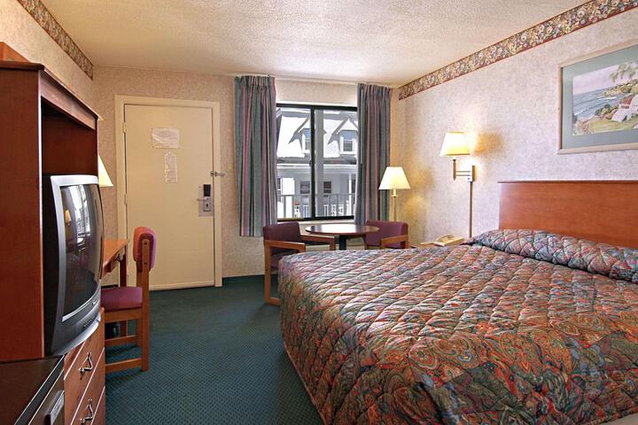 1 King Bed (1 of 7)