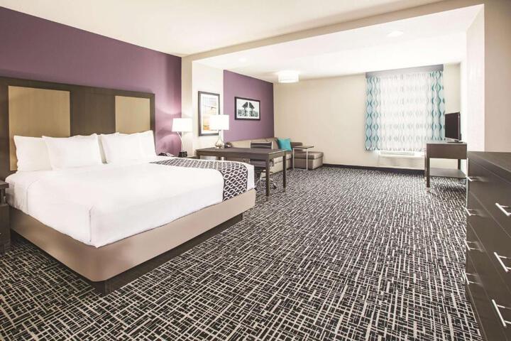 1 King Bed (4 of 9)