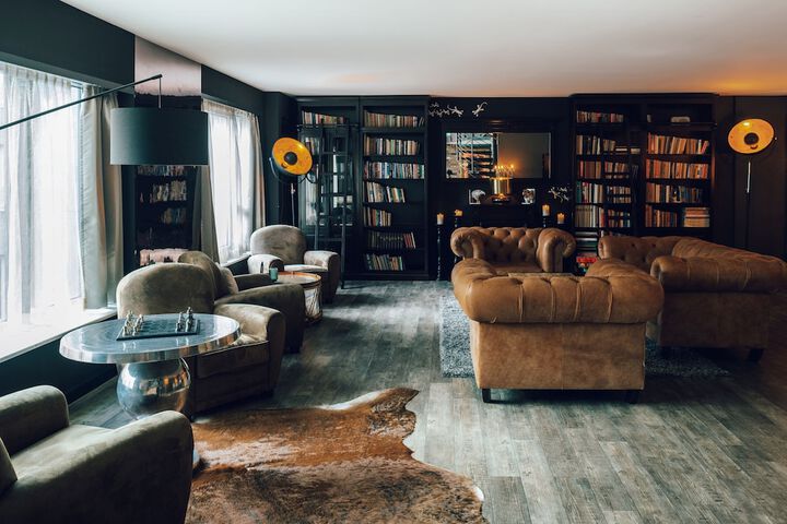 Lounge 27 of 38