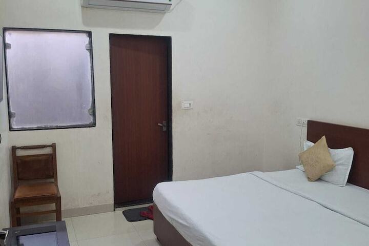 Room 5 of 16