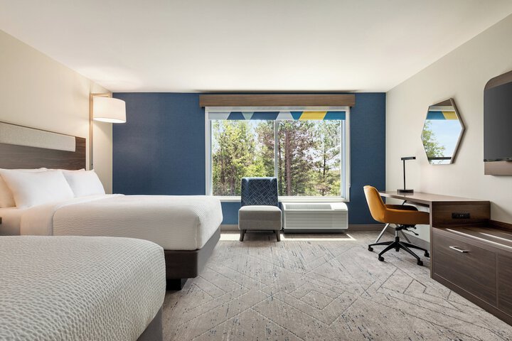 2 Queen Beds (11 of 15)