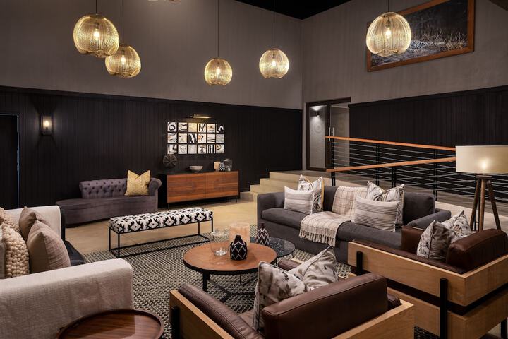 Lounge 48 of 58