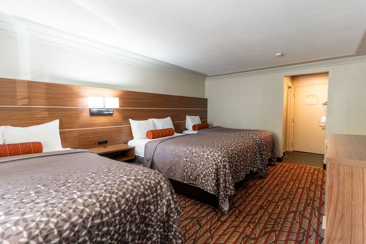 2 Queen Beds (2 of 9)