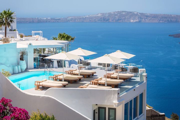 Sun Rocks Luxury Suites in Santorini