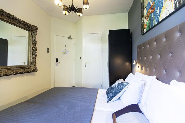 Room 52 of 96