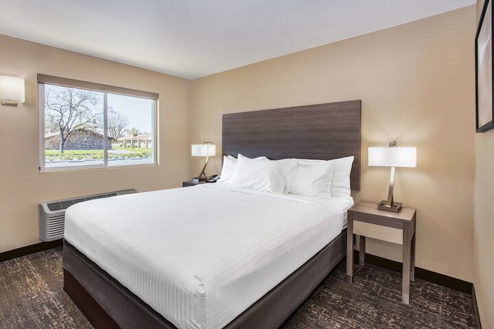 1 King Bed (7 of 8)