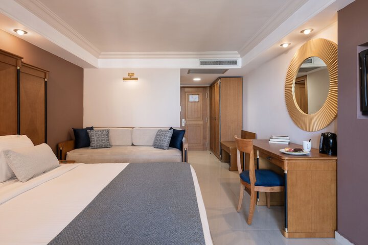Room 6 of 166