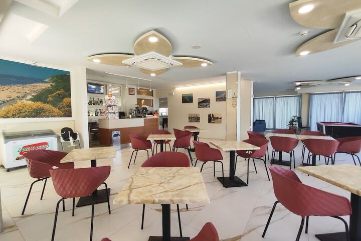Lounge 19 of 22