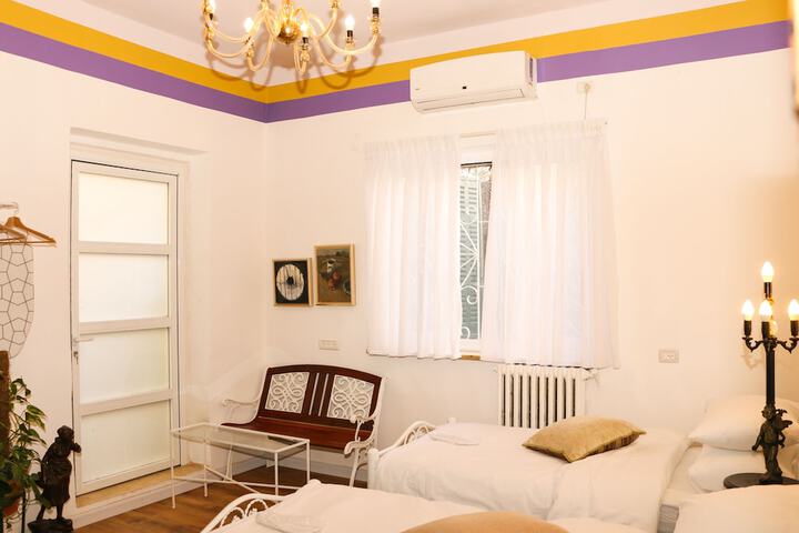 Room 26 of 166