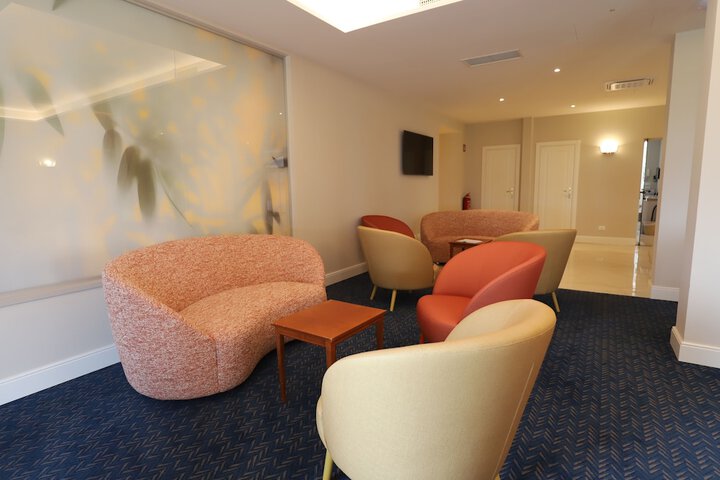 Lounge 38 of 44