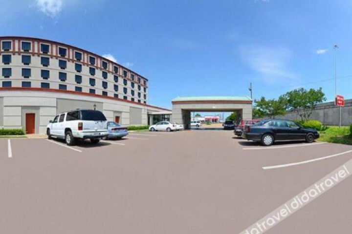 Clarion Hotel & Suites North