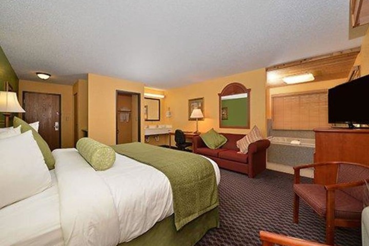 1 King Bed (6 of 8)
