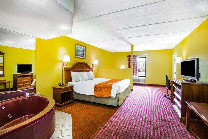 1 King Bed (3 of 10)