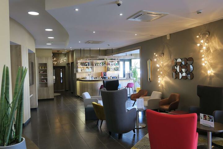 Lounge 108 of 136
