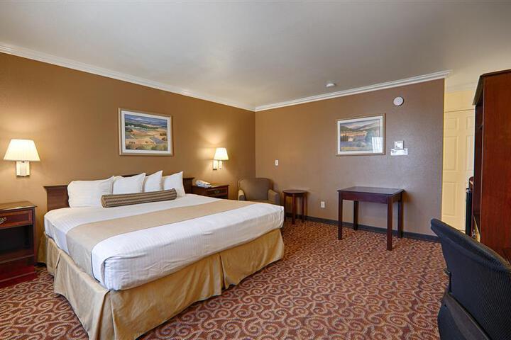 1 King Bed Flat Screen Television Microwave and Refrigerator High Speed Internet Accessible Continental Breakfast (6 of 20)