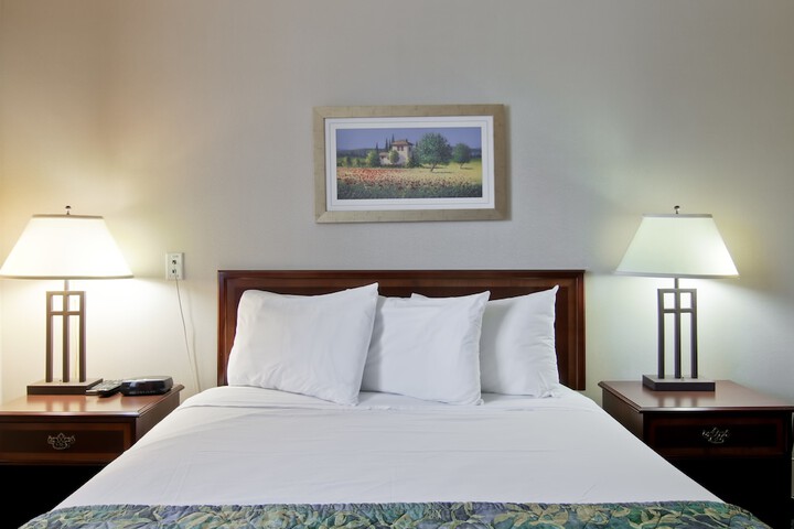 1 Queen Bed (3 of 30)