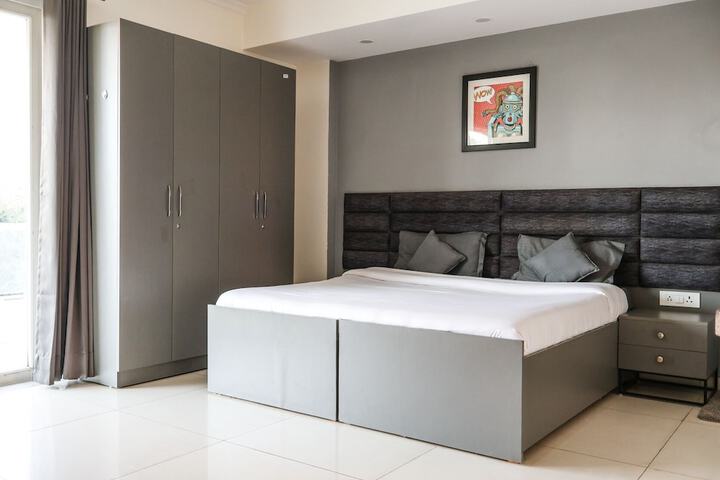 Room 10 of 32