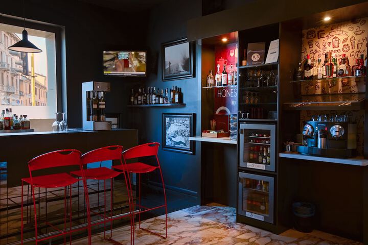 Lounge 28 of 36
