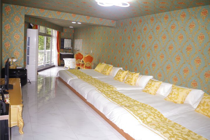 Room 19 of 185