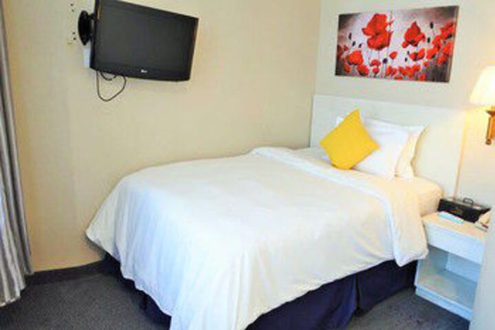 Room 6 of 32