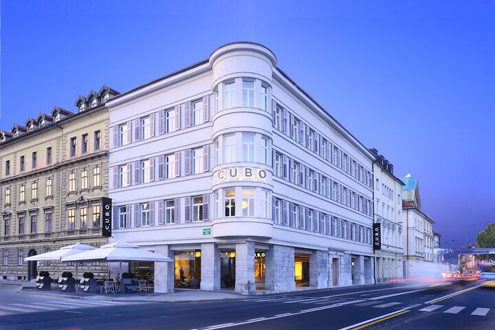 Exterior of Hotel Cubo