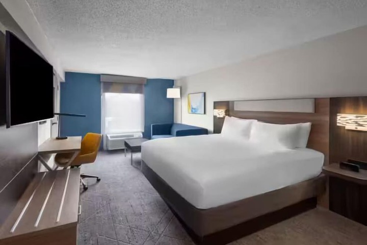Room 13 of 37