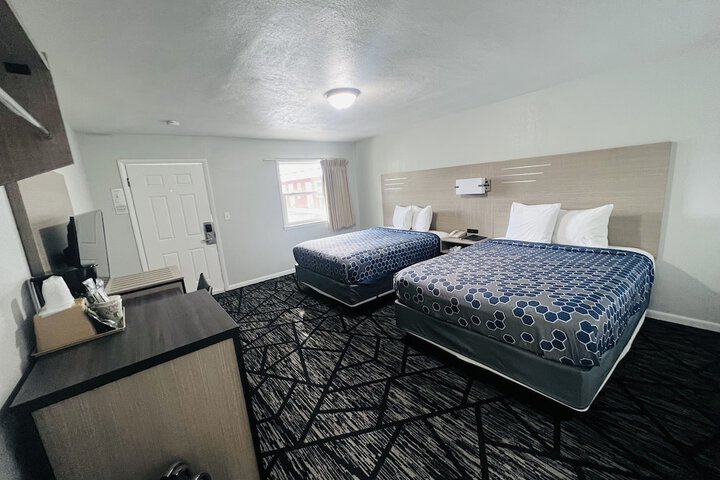 2 Queen Beds (4 of 4)